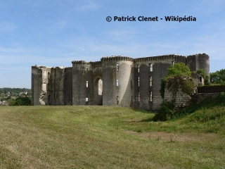 LA FERTE-MILON - UN GéANT DE PIERRE