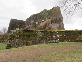 UNE BALADE à LA DéCOUVERTE DE LA VILLE DE BITCHE ET DE L'éTANG DE HASSELFURTH.-moselle