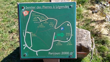 SUIN : LE SENTIER DES PIERRES à LéGENDES-saone-et-loire