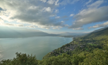 RIVE DU LAC ET MONT CHARVAZ-savoie